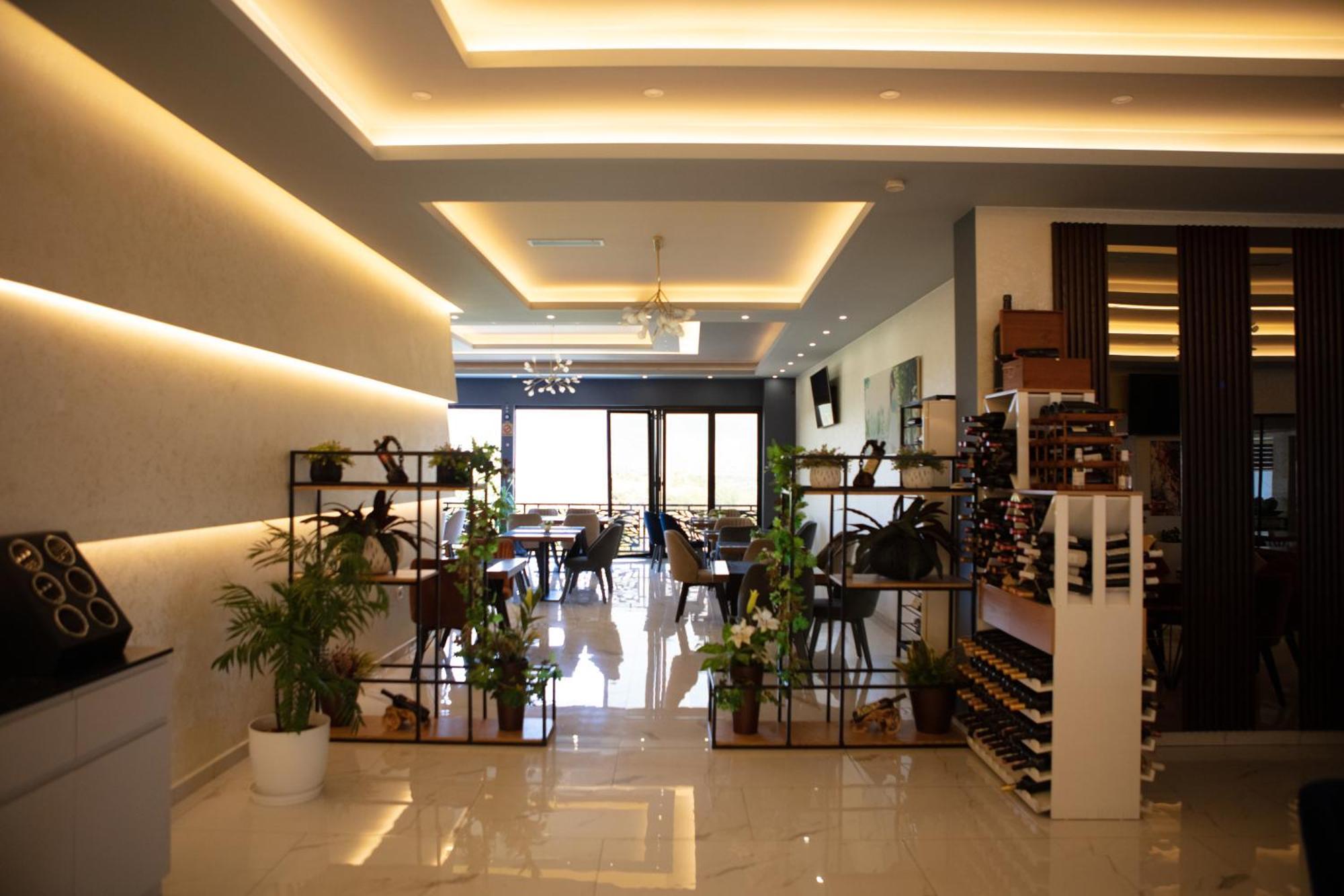 Univers Hotel *
