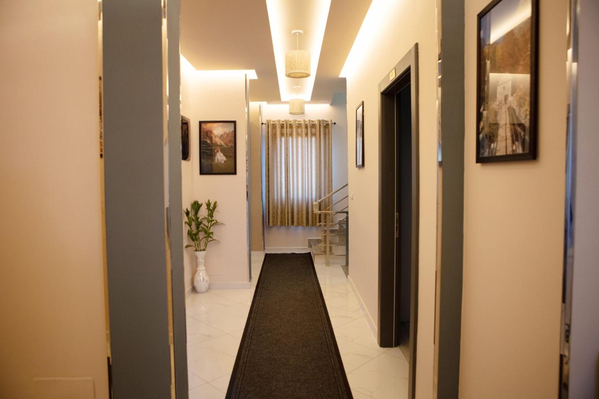 Univers Hotel *