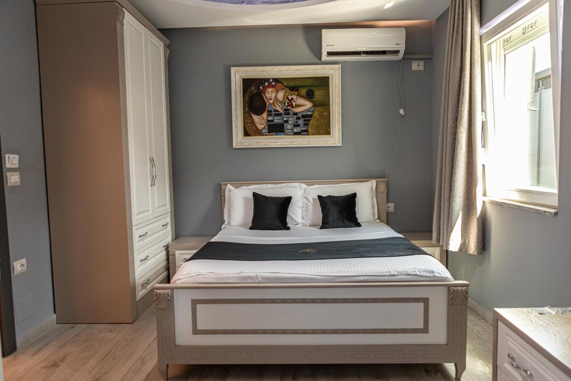 Univers Hotel *