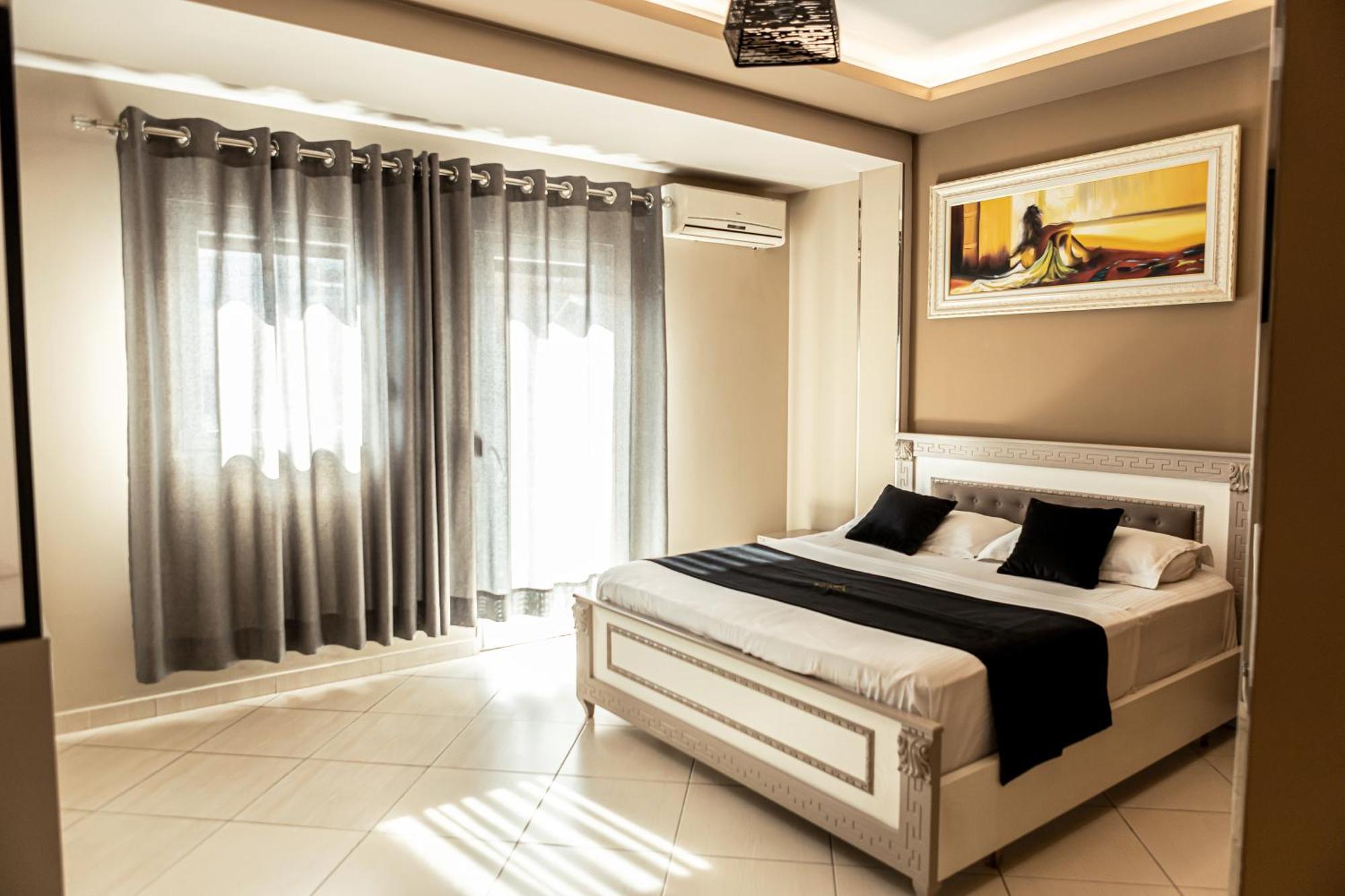 Univers Hotel *
