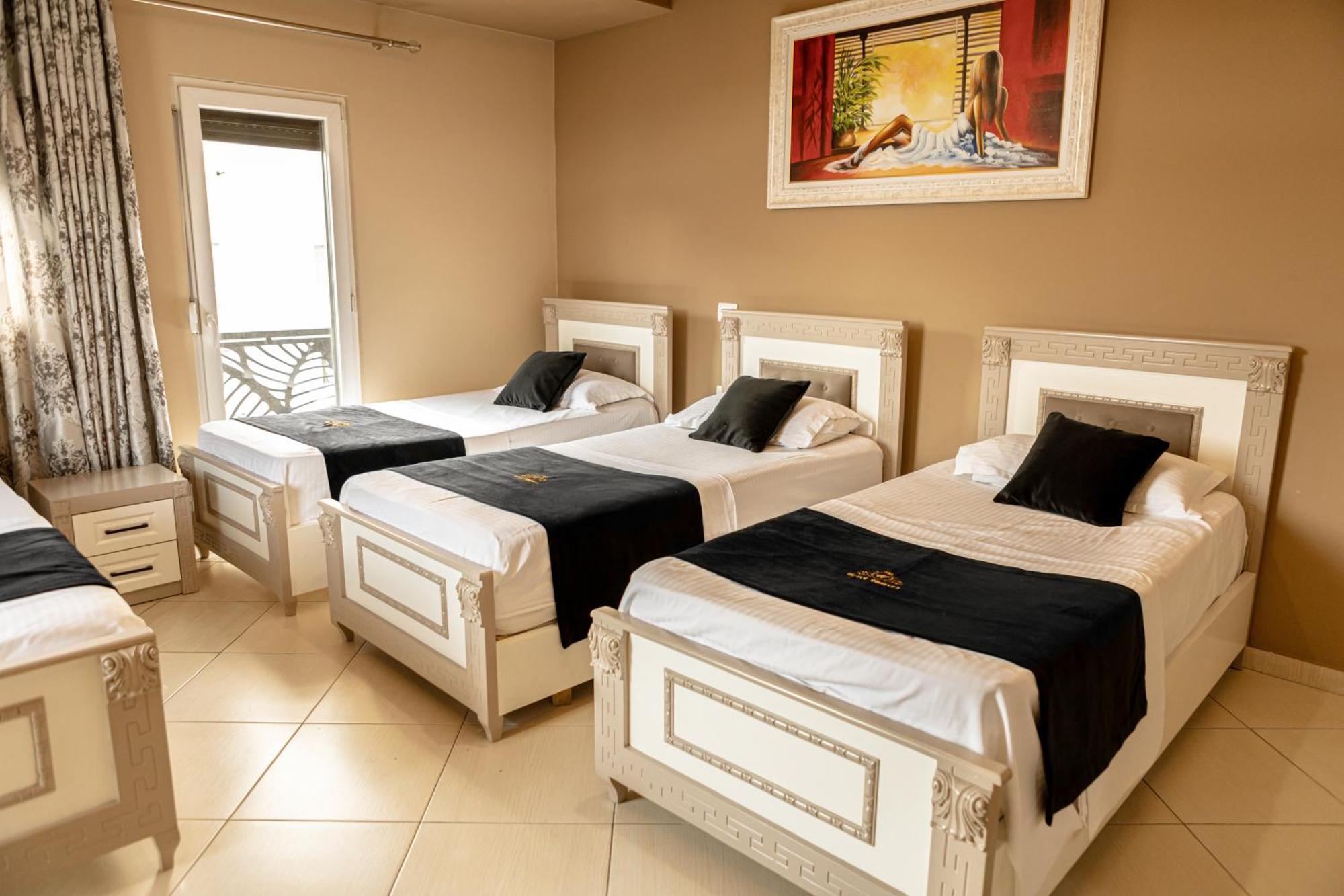 Univers Hotel *